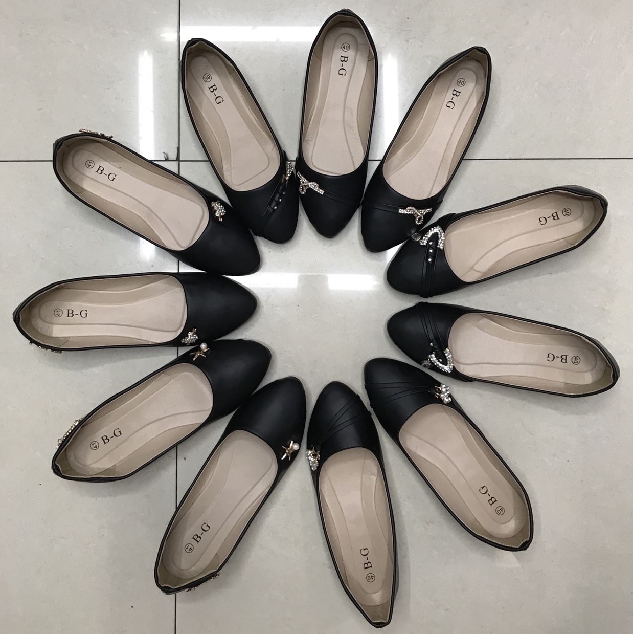 Flat shoes, all black thumbnail
