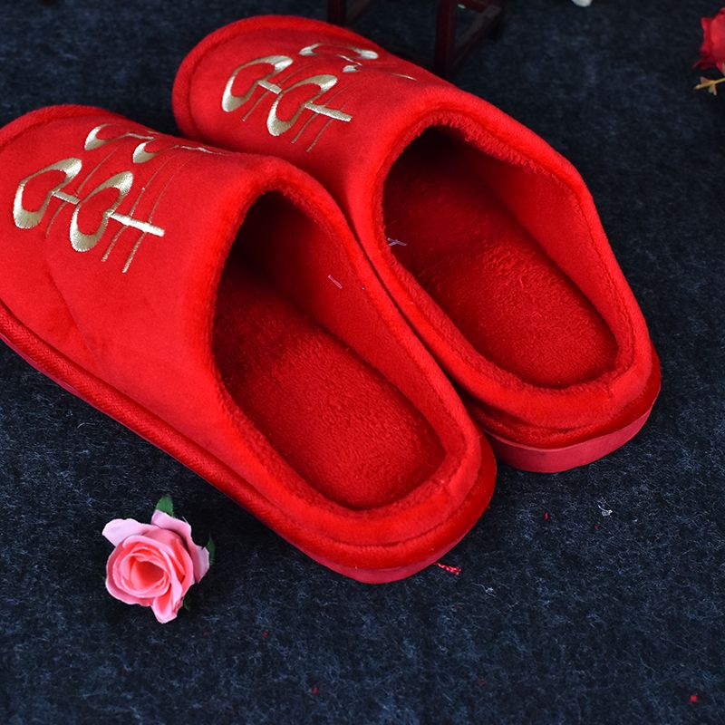 Wedding cotton slippers and embroidered red slippers detail image 2