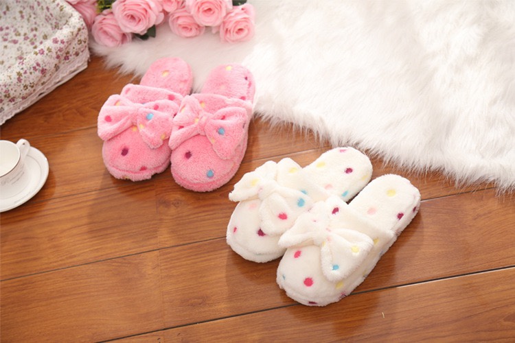 New bow-shaped polka dot cotton slippers for ladies are cute and warm in winter. Indoor cotton slippers for home use Item Picture