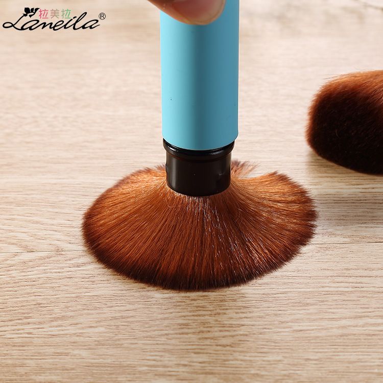Retractable loose brush, portable single makeup brush, honey brush, beauty and makeup tool Application Scenario