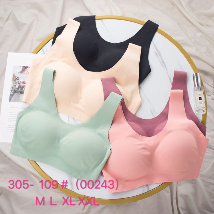 Undergirth woman without underwire gathers up and adjusts the type to close the auxiliary breast to support the bra in summer