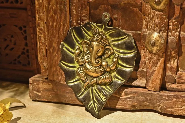 Handcrafted leaves and bronze pendants D detail image 1