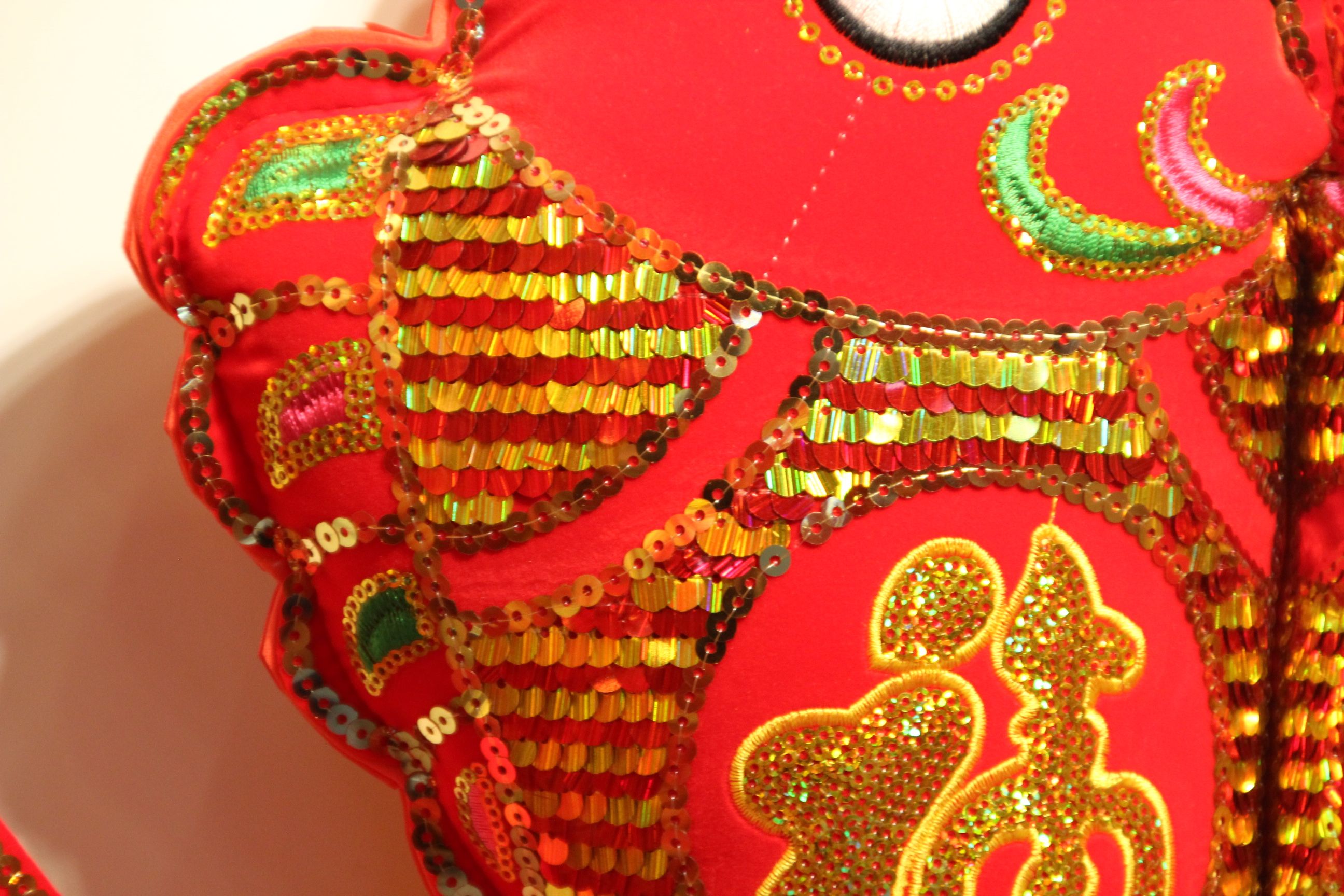 Dingran craftsmanship, with an abundance every year, features a double-layer sequined and seven-color embroidery on the fish for New Year's goods decoration Item Picture