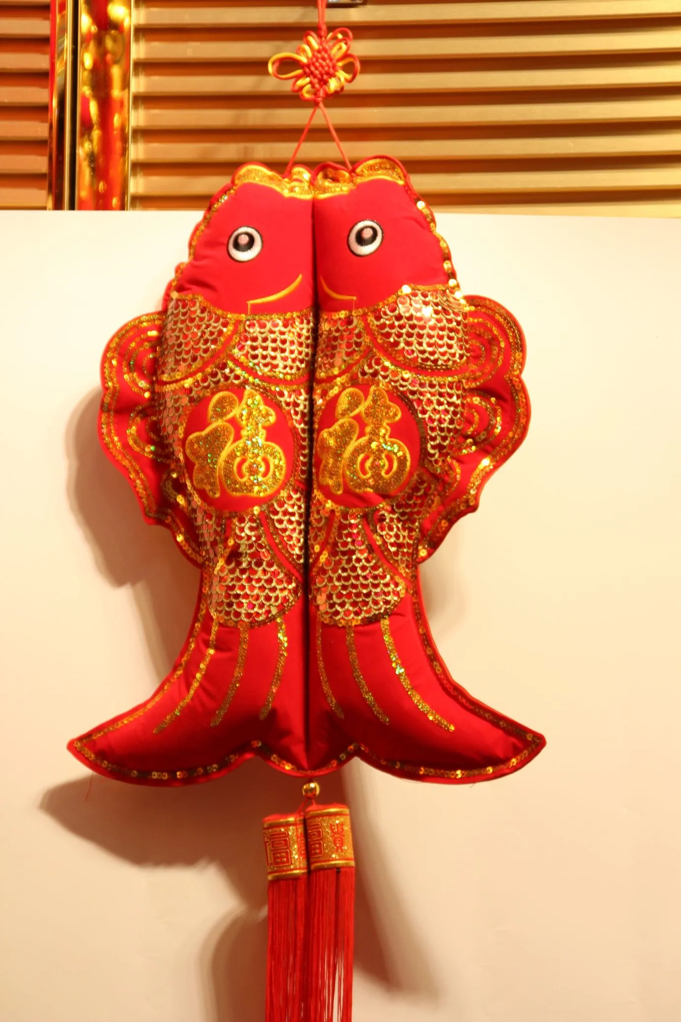 Dingran Craftsmanship, with an abundance every year, embroidered fish pairs, double-layer sequins, gold and red embroidered fish pairs, New Year's goods decoration fish detail image 1