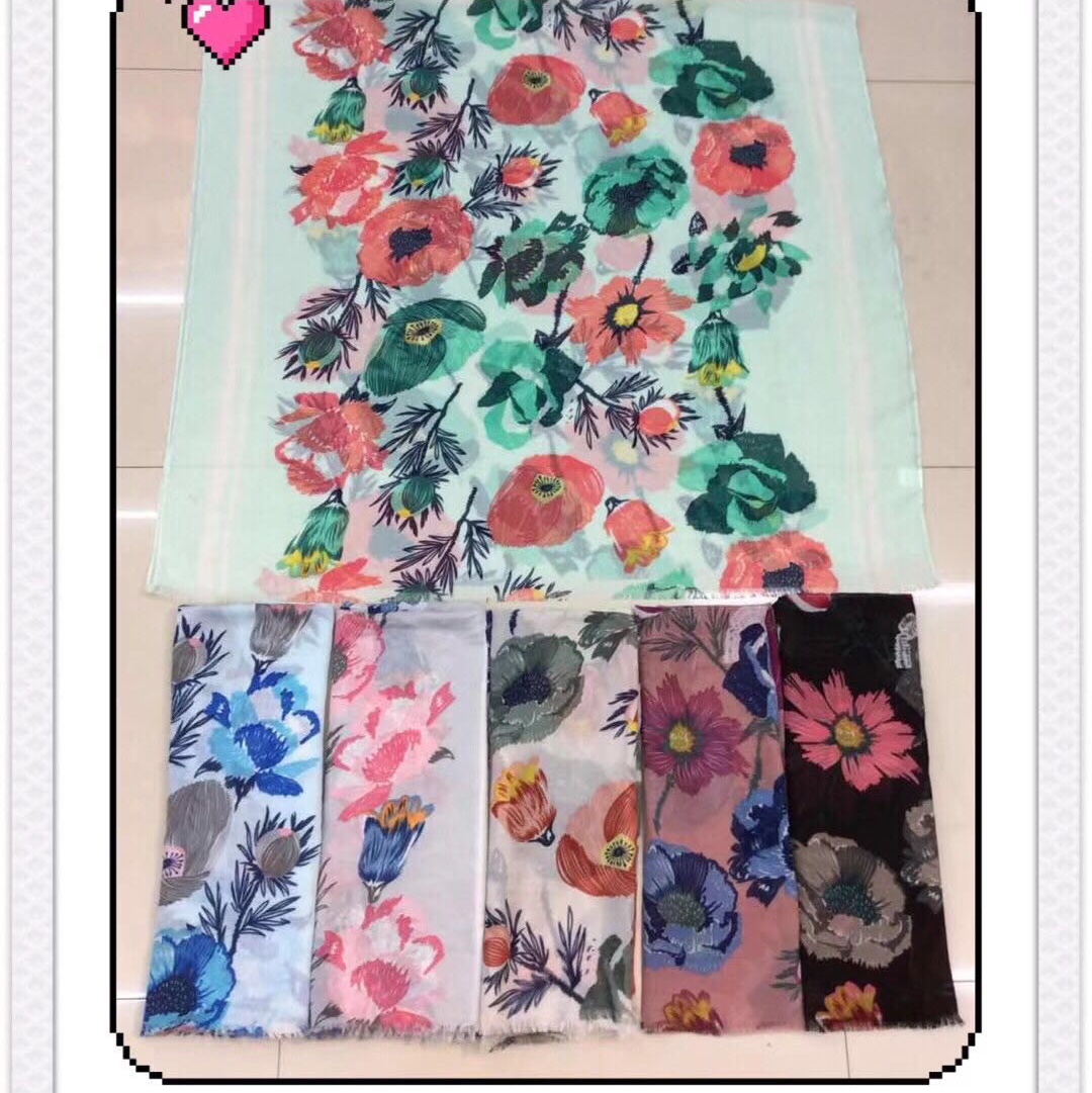 Gold scarf, a fashionable European and American printed satin casual and versatile scarf shawl details Picture