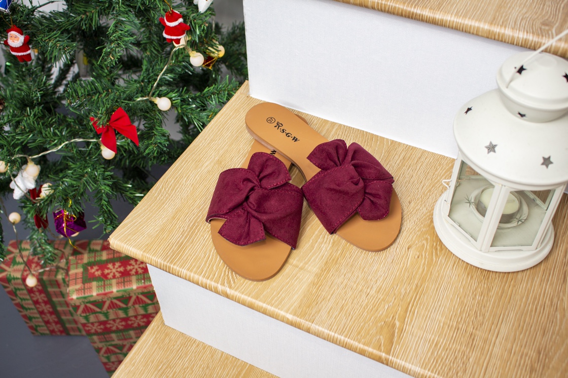 Human and Shark Dance one-shoulder shoes, made of floral velvet, breathable, comfortable and casual, pure cotton home, European and American trend women's slippers Application Scenario