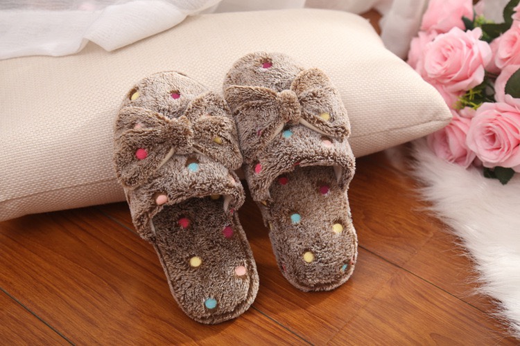 New bow-shaped polka dot cotton slippers for ladies are cute and warm in winter. Indoor cotton slippers for home use undefined