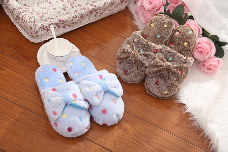 New bow-shaped polka dot cotton slippers for ladies are cute and warm in winter. Indoor cotton slippers for home use undefined