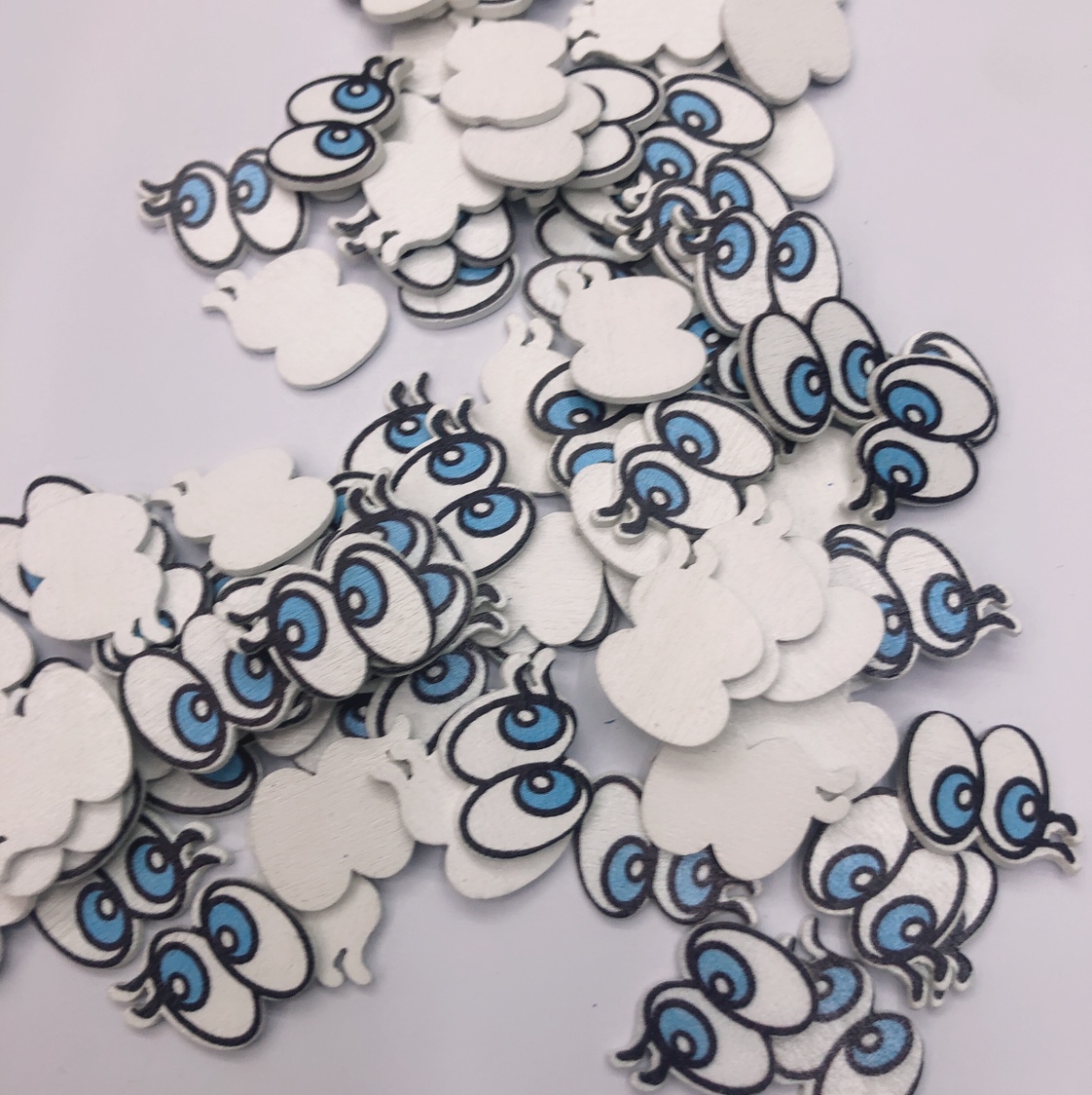 Cartoon big eyes, diy wooden DIY painting, cartoon wooden buttons, children's clothing accessories, wholesale and customization in stock, complete varieties Specification image