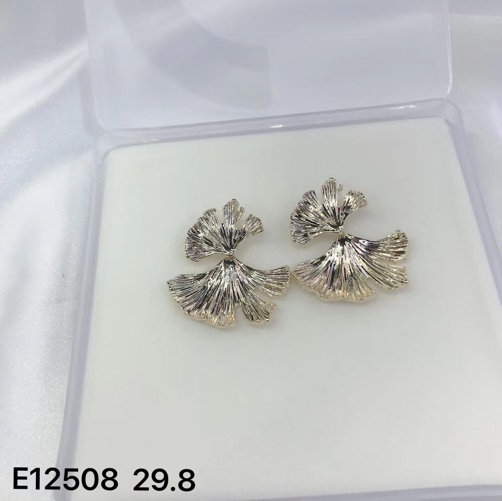 Designer metal ginkgo leaf large stud female fashion personality Ins wind minimalist high sense earrings personality tide thumbnail