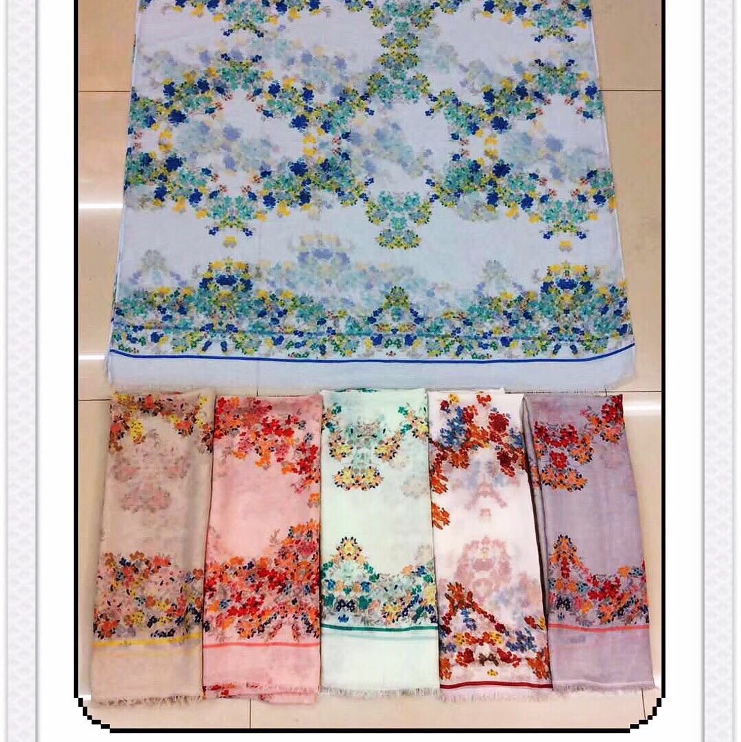 Gold scarf, a fashionable European and American printed satin casual and versatile scarf shawl Application Scenario