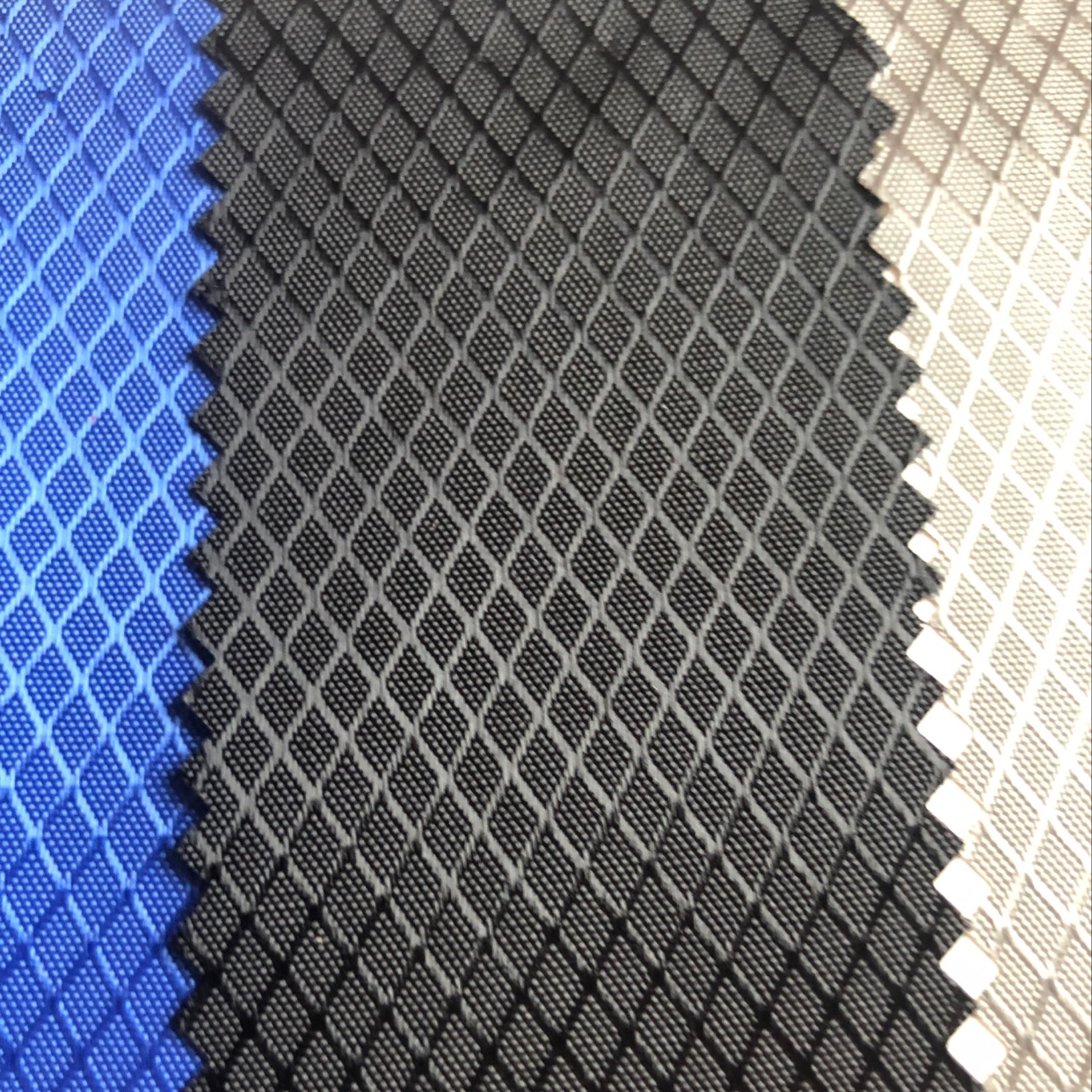 Factory direct sales of best-selling new 210d diamond-shaped checkered black pu 0.3 filament glossy diamond-shaped checkered Oxford cloth bags and handbags jacquard fabric leather. Large stock of various high and medium-grade bag fabrics