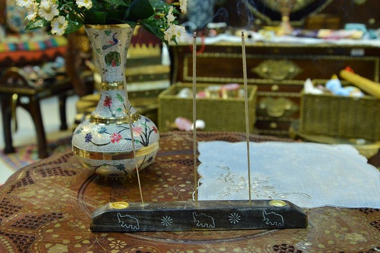 Mango wood long incense base Item Picture