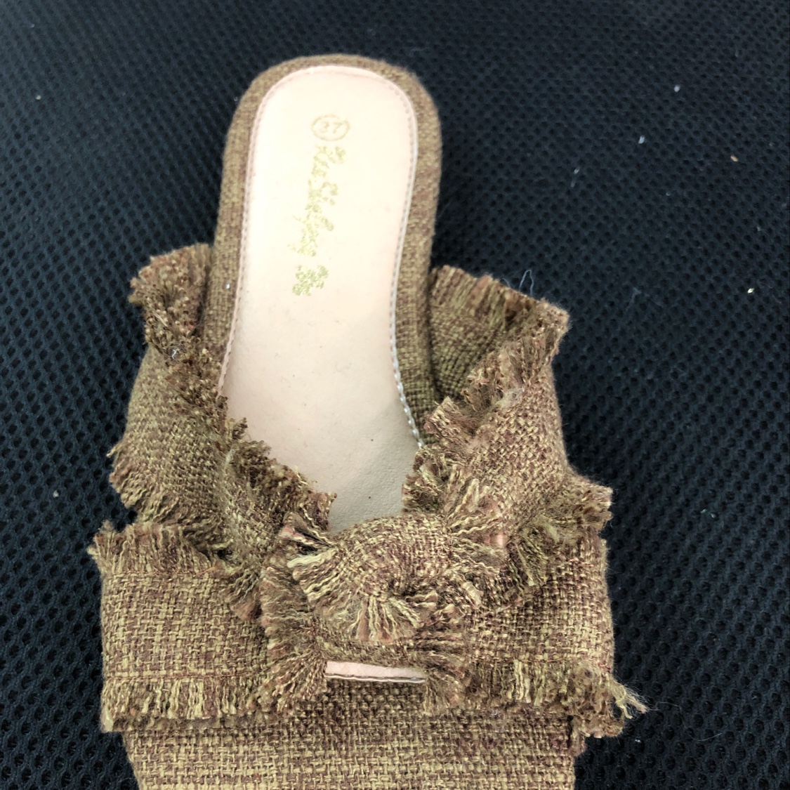 "Human and Shark Dance: A fashionable and casual women's slipper with a cross-style linen tassel and hollowed-out patchwork. details Picture