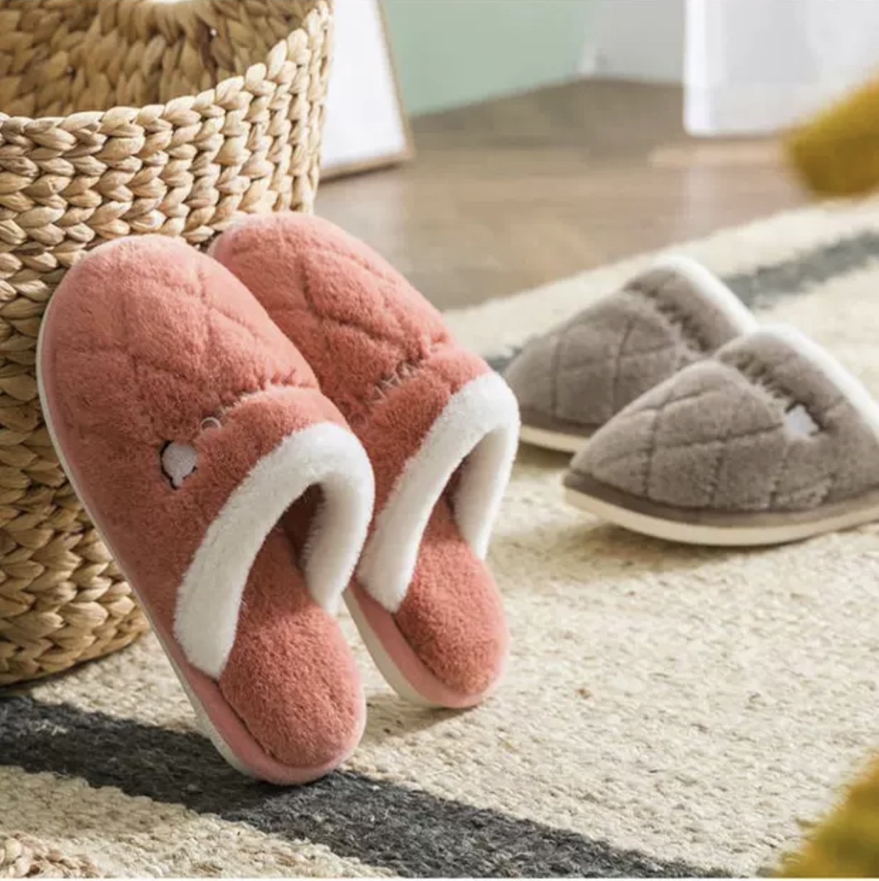 This is a popular winter plush cotton mop for both men and women, suitable for warm home use in the bedroom. It's a cute winter indoor cotton mop Item Picture