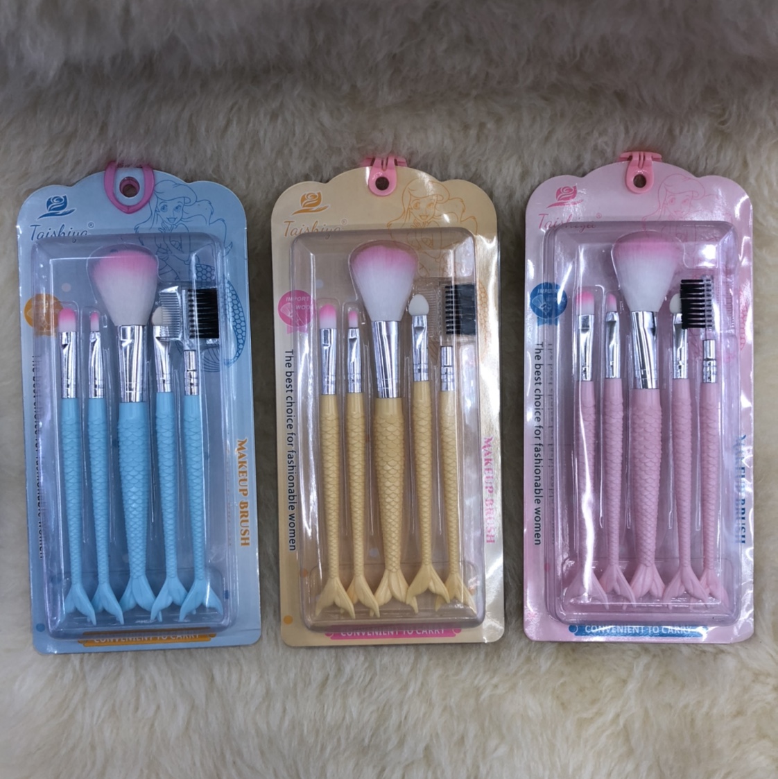 Fish tail small five makeup brush thumbnail