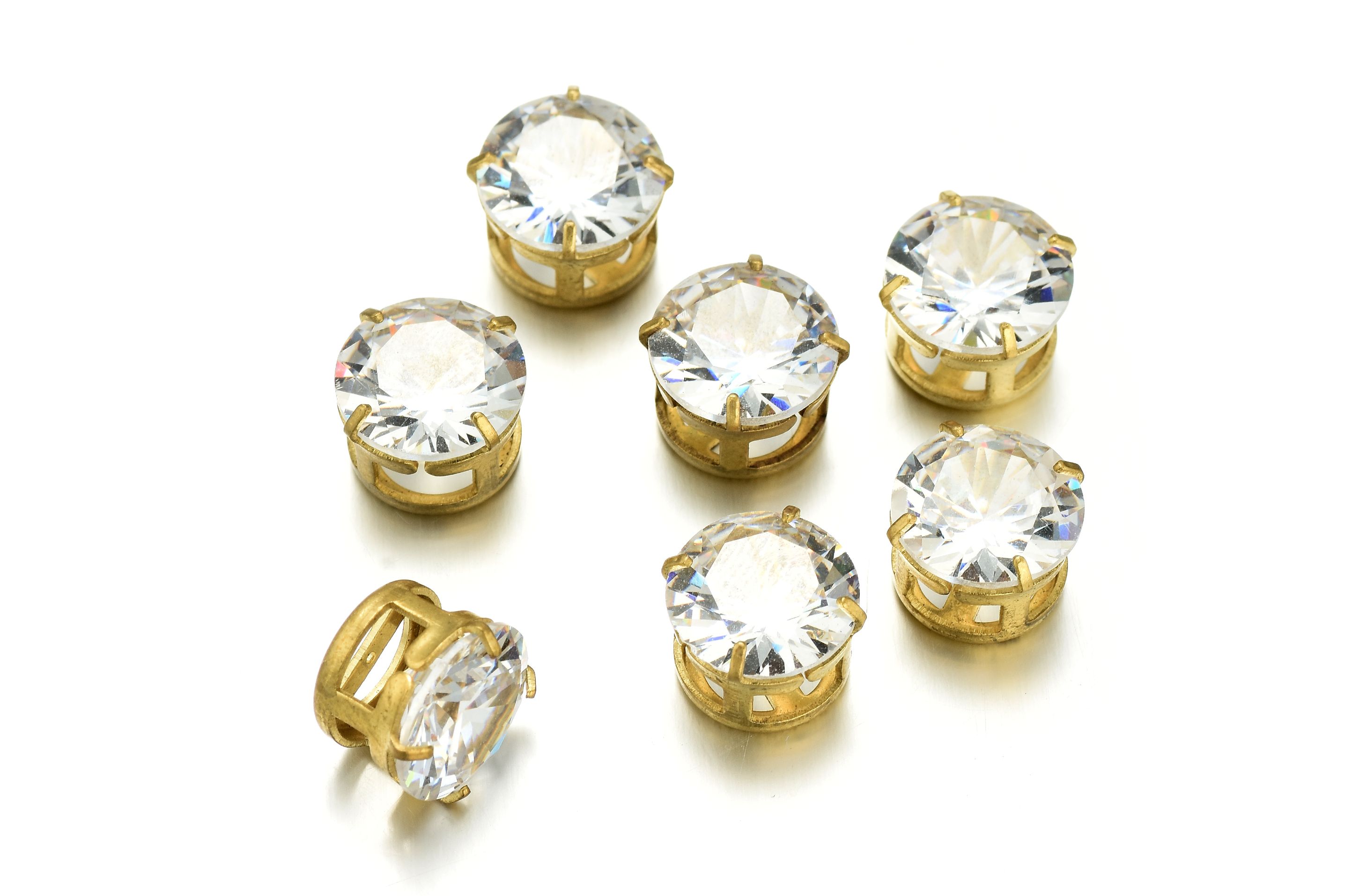 White 6.0 round zircon single claw