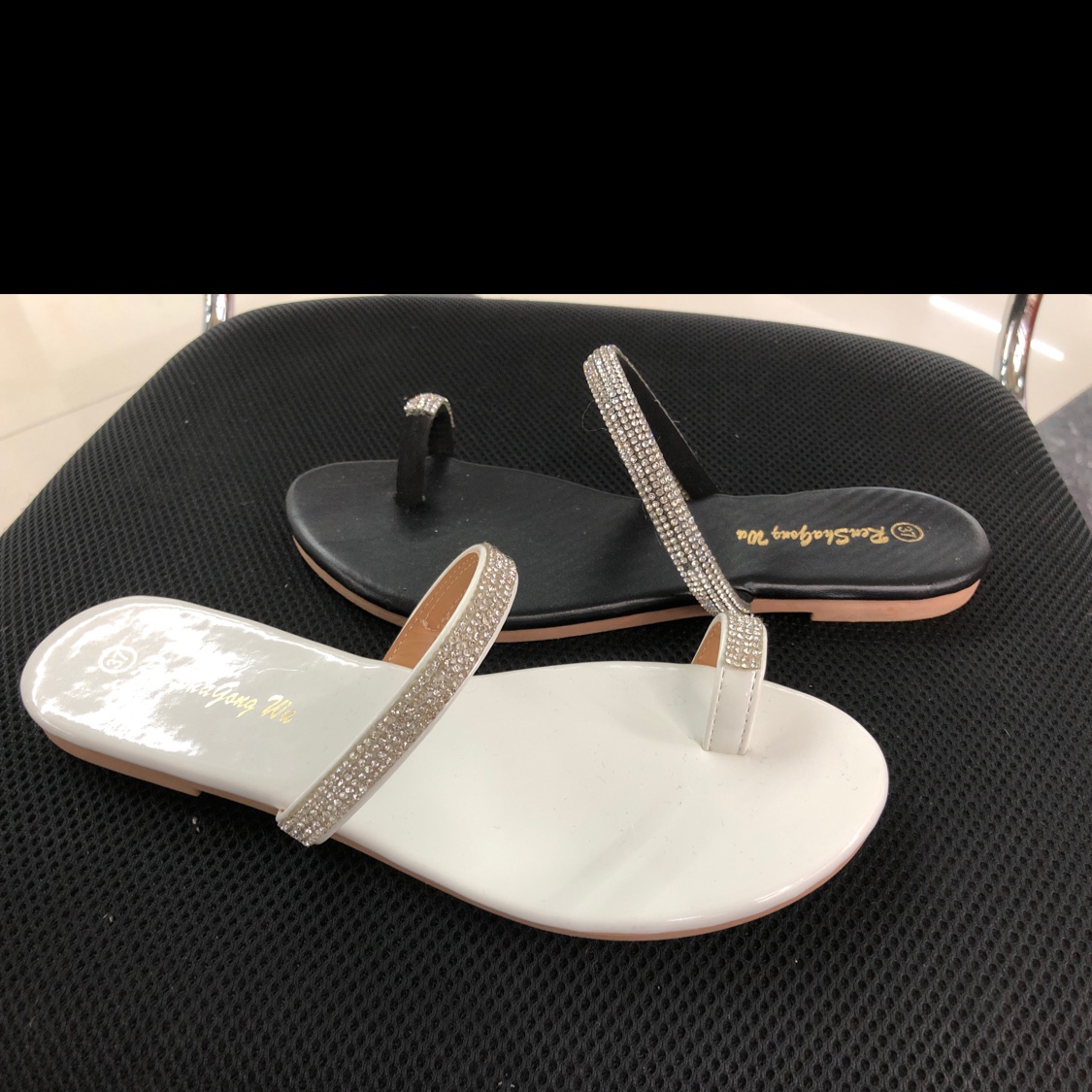 "Human and Shark Dance with Diamonds, flat-bottomed Korean-style fashionable casual women's slippers. details Picture