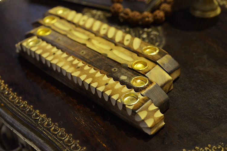 Mango wood long incense base details Picture