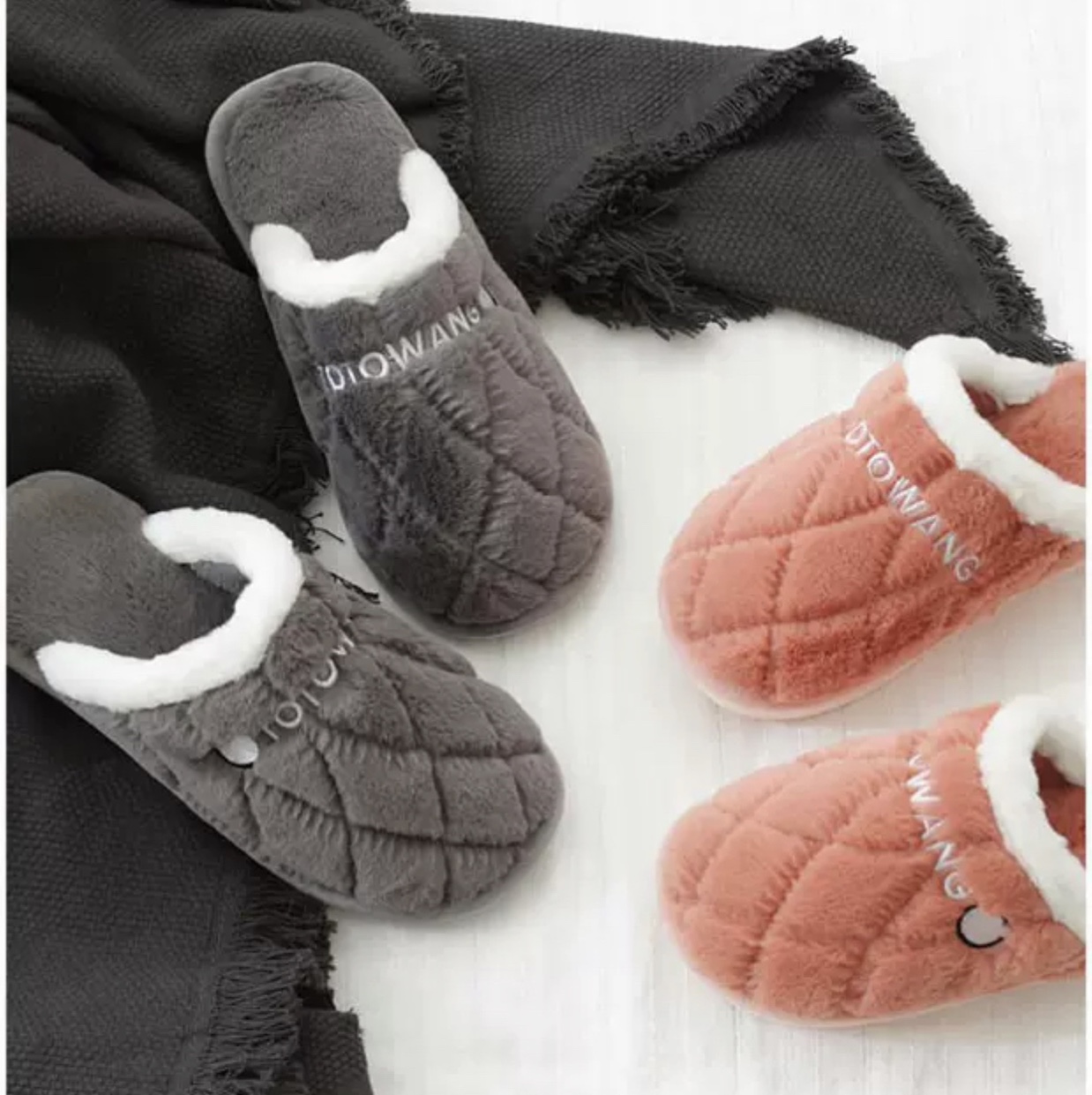 This is a popular winter plush cotton mop for both men and women, suitable for warm home use in the bedroom. It's a cute winter indoor cotton mop undefined