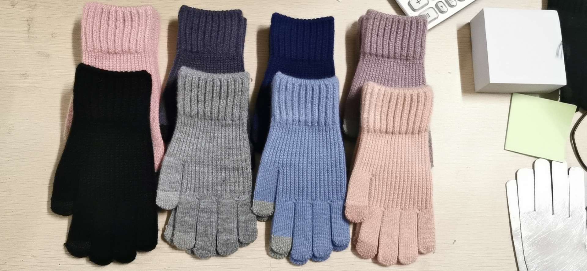 Reverse-stitch women's gloves
