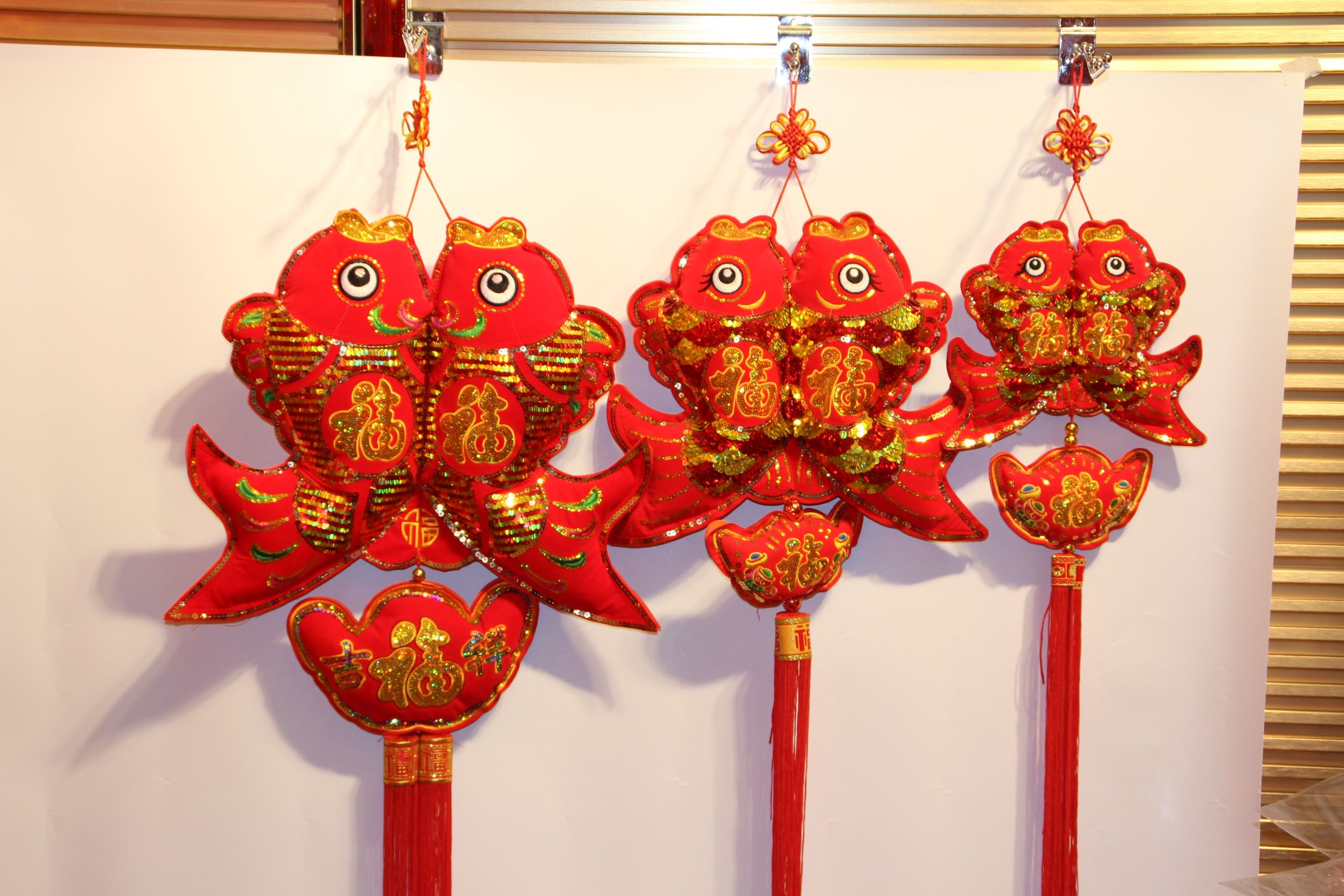 Dingran craftsmanship, with an abundance every year, features a double-layer sequined and seven-color embroidery on the fish for New Year's goods decoration detail image 1