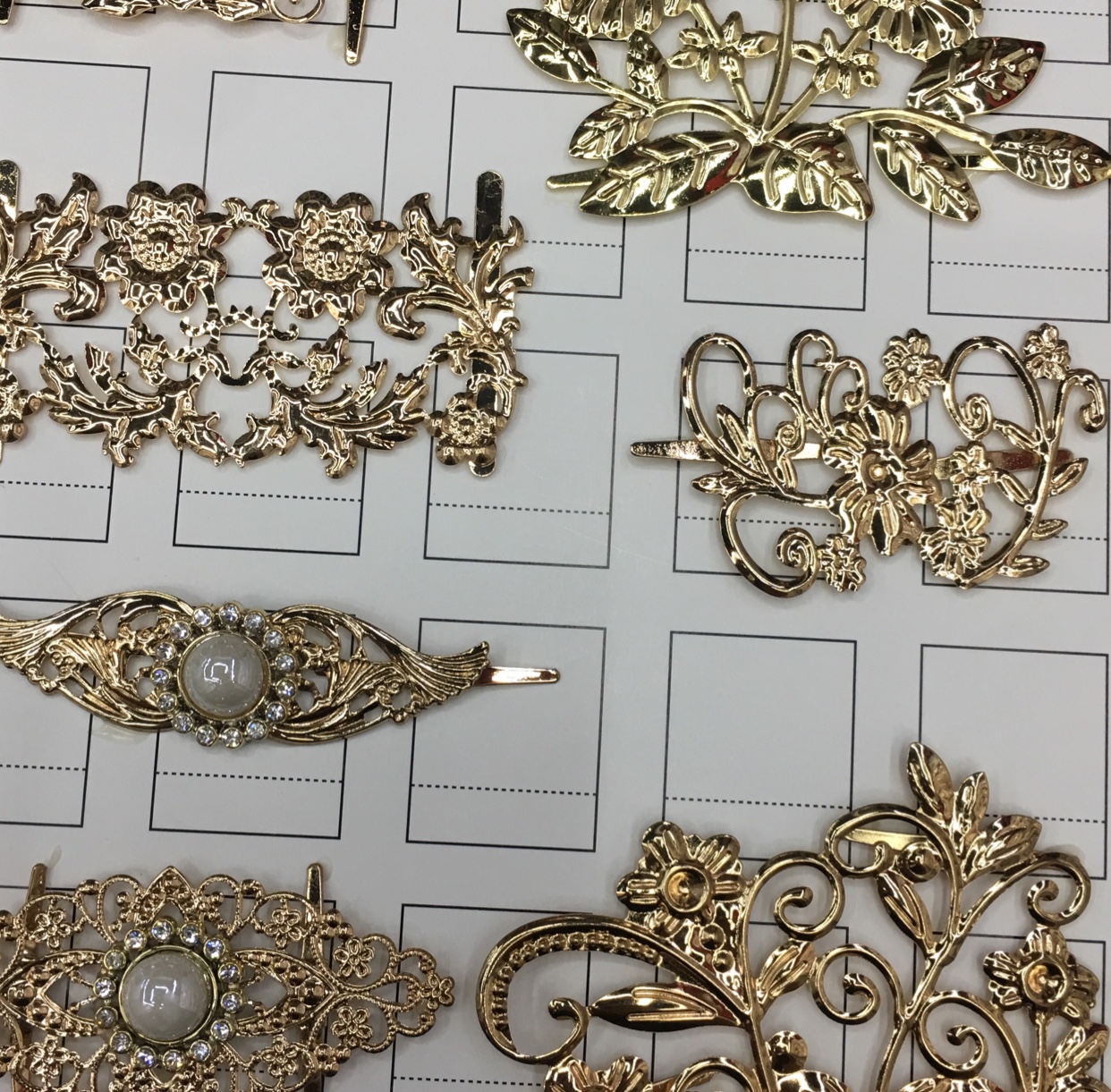 Decorative buckles/Diverse styles/Customizable according to samples Application Scenario
