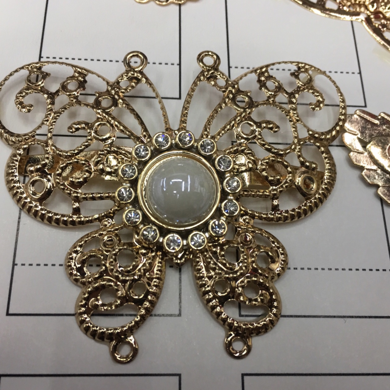 Decorative buckles/Diverse styles/Customizable according to samples undefined