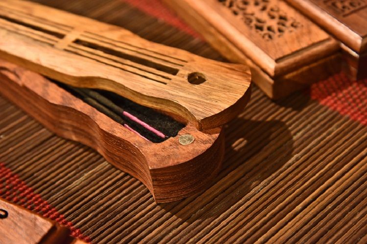 Indian rosewood violin-shaped incense box pic 1
