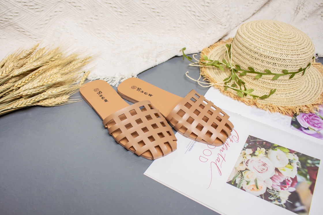 "Human and Shark Dance Hollowed-out headpiece anti-slip, breathable, comfortable, wear-resistant and anti-slip flat women's slippers. Specification image