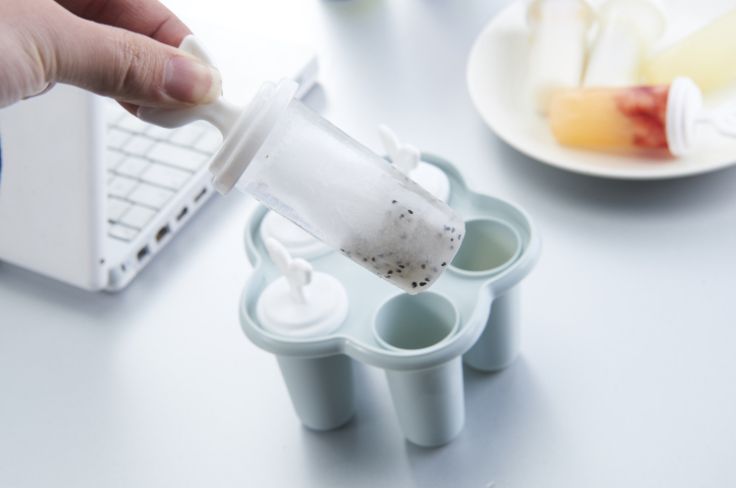 Summer plastic Popsicle mold, new plastic ice lolly mold, plum blossom-shaped ice mold Application Scenario