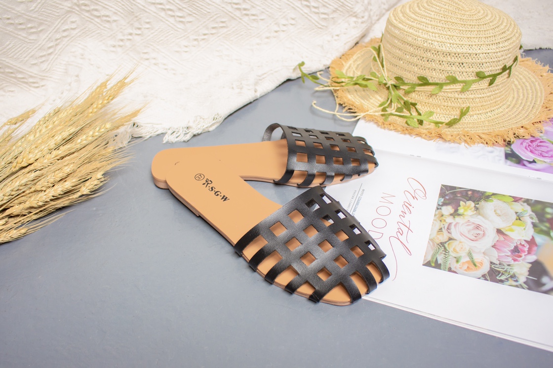 "Human and Shark Dance Hollowed-out headpiece anti-slip, breathable, comfortable, wear-resistant and anti-slip flat women's slippers.