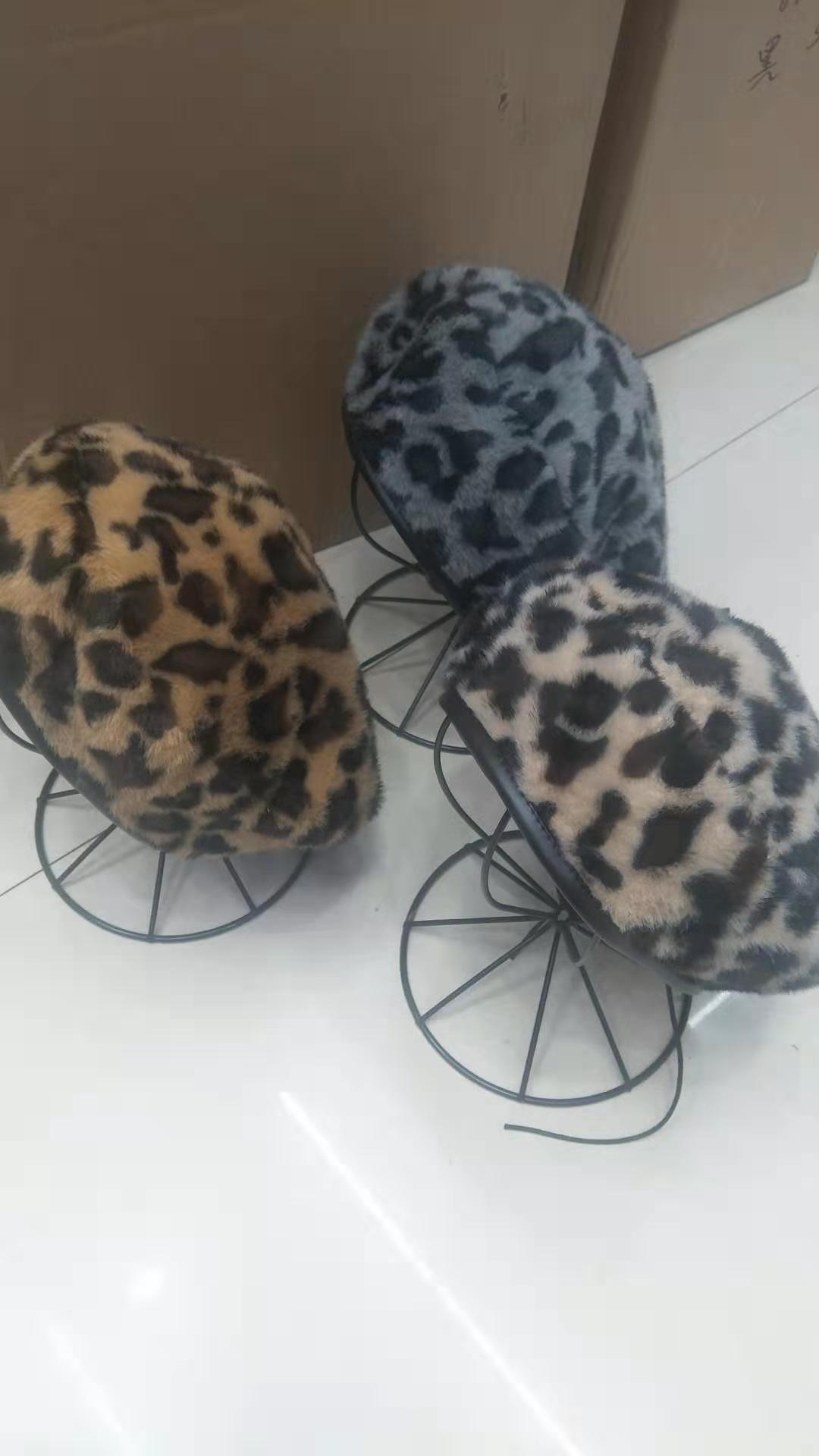 Winter and winter warm fur - trimmed leopard-print berets thumbnail
