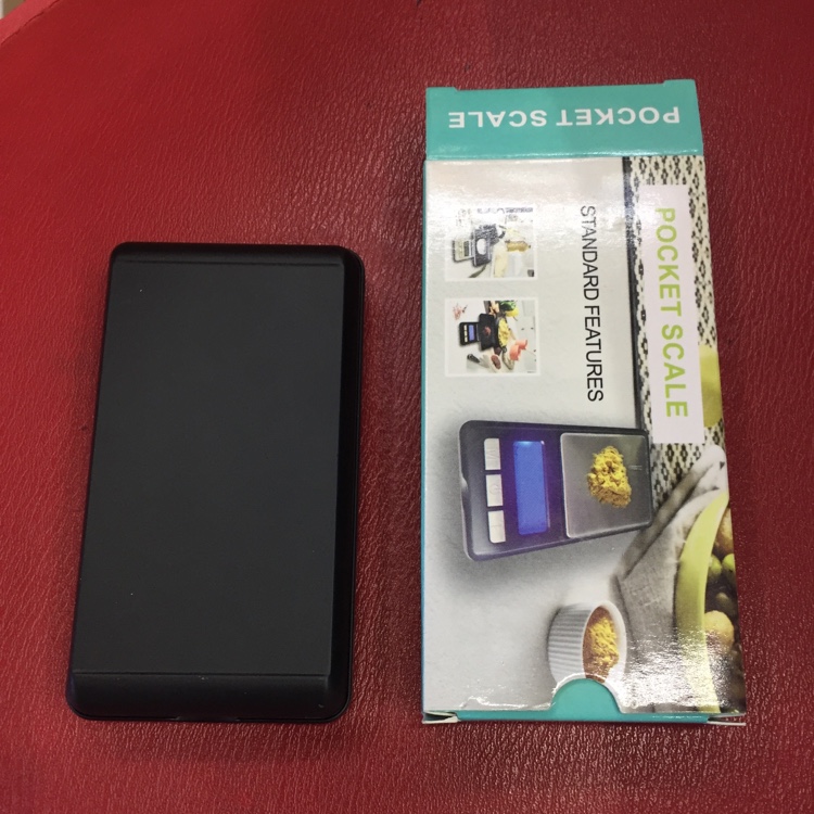 电子珠宝秤一箱装100个，单个彩盒包装。
量程：0.01/100g。0.01g/200g
用途：称黄金 称钻 称各种贵重物品
单个产品尺寸：11x6x2cm