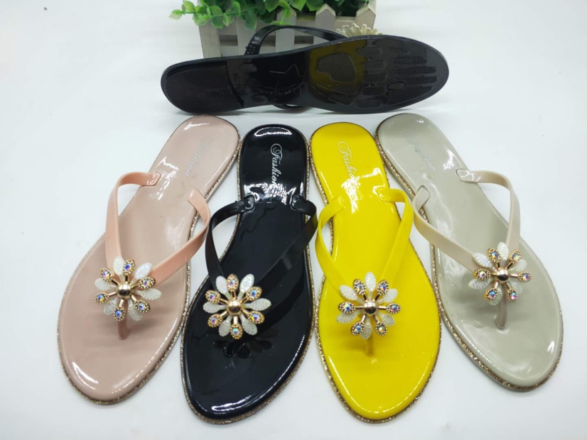 New foreign trade flip-flops, PU rubber toe-hugging women's sandals, one-shoulder buckle low-heeled buckle flat sandals 1112