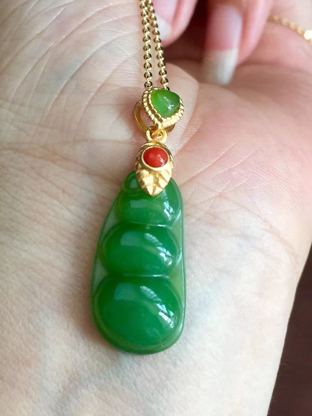 银扣头镶嵌天然和田玉碧玉四季豆吊坠 阳绿 色泽油亮 水头极好细节图