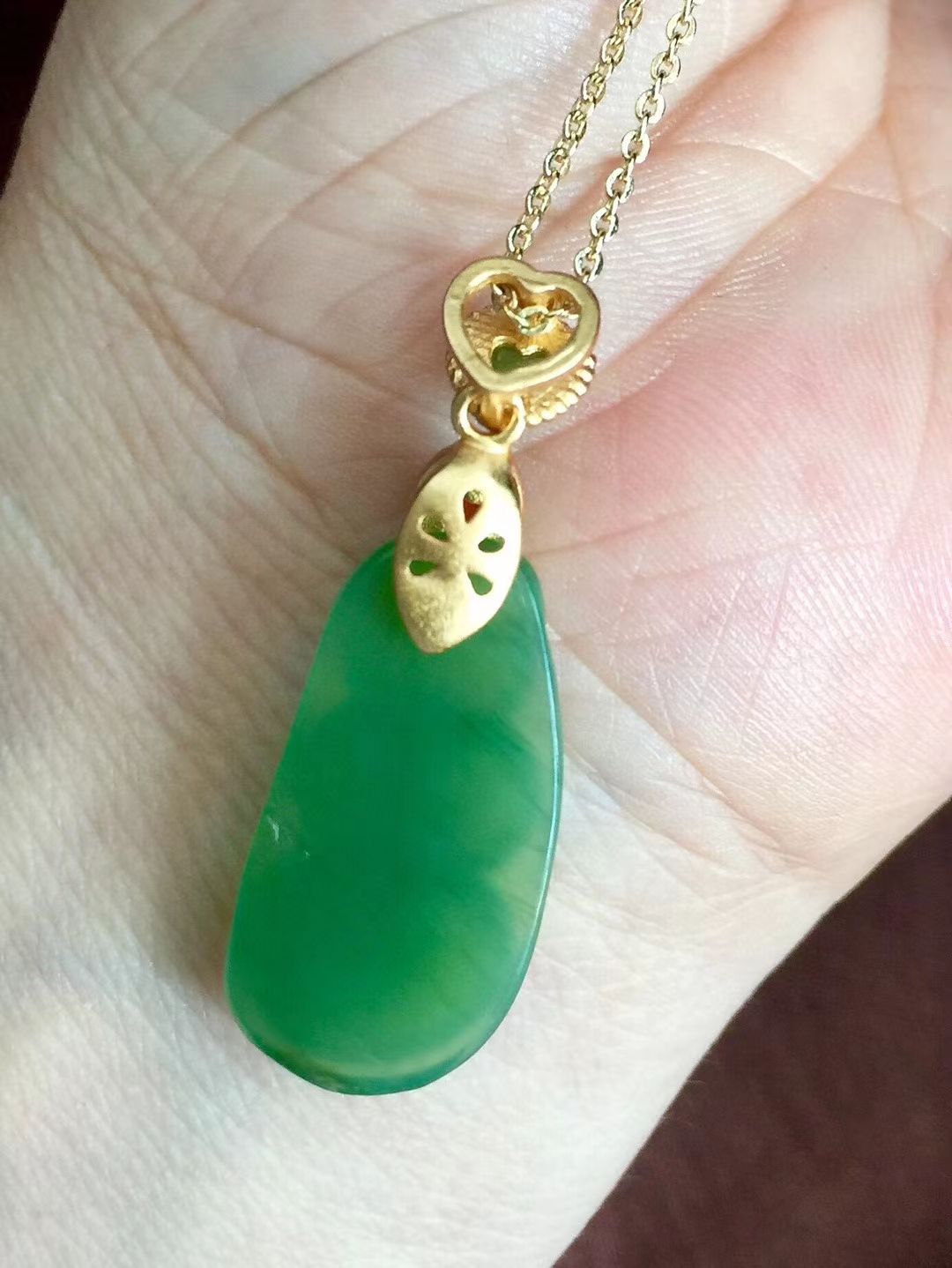 银扣头镶嵌天然和田玉碧玉四季豆吊坠 阳绿 色泽油亮 水头极好产品图