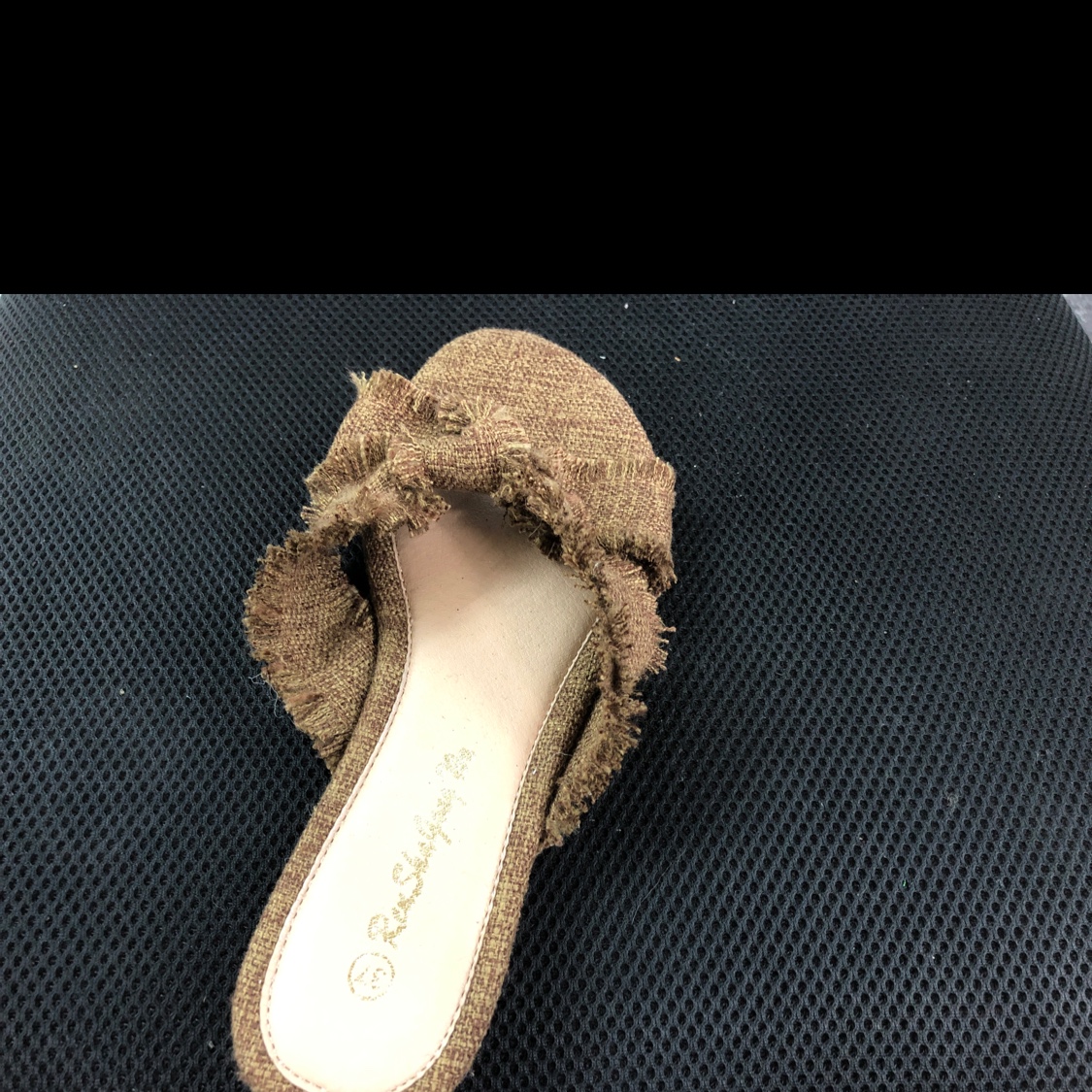 "Human and Shark Dance: A fashionable and casual women's slipper with a cross-style linen tassel and hollowed-out patchwork. Specification image