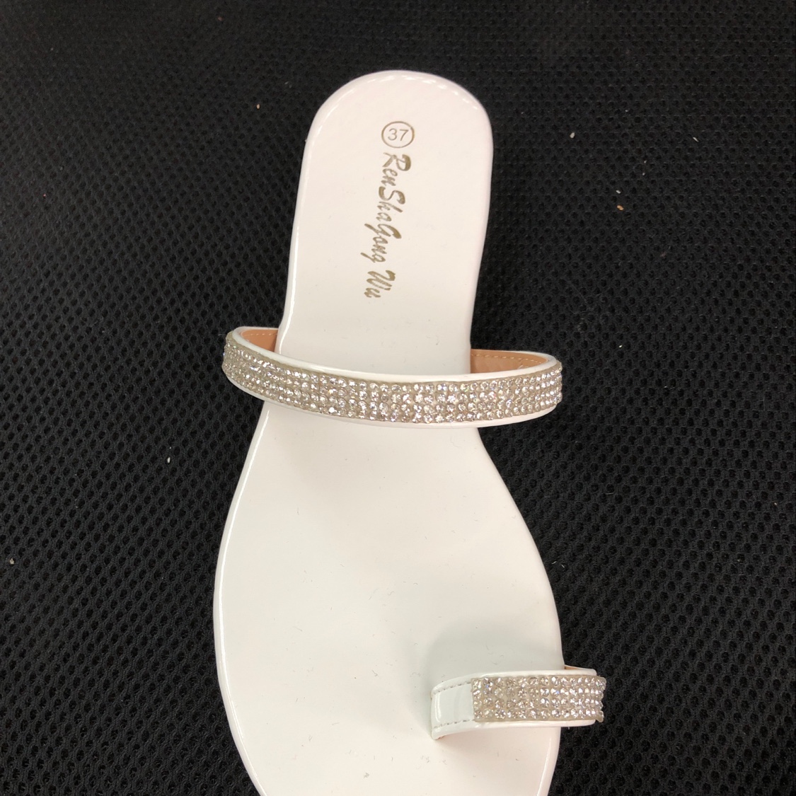 "Human and Shark Dance with Diamonds, flat-bottomed Korean-style fashionable casual women's slippers. Specification image