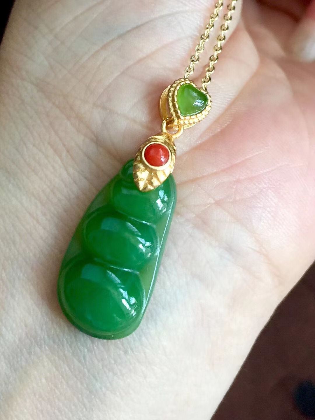 银扣头镶嵌天然和田玉碧玉四季豆吊坠 阳绿 色泽油亮 水头极好