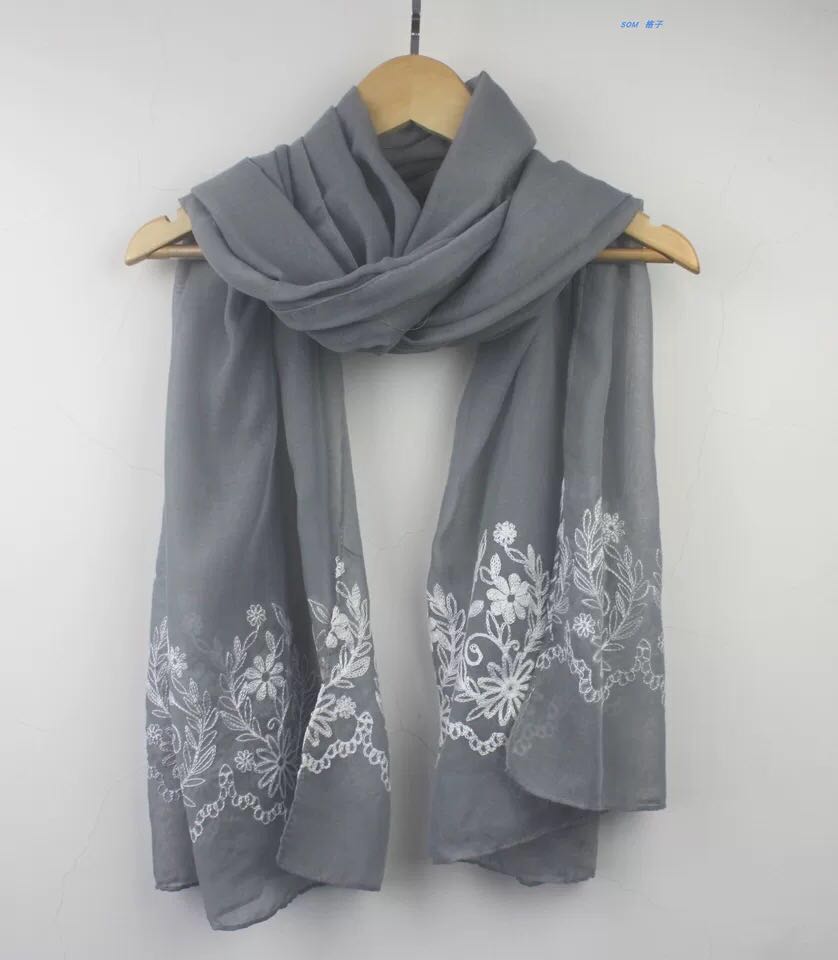 春季新款女士百搭羽毛欧根纱刺绣围巾沙滩巾