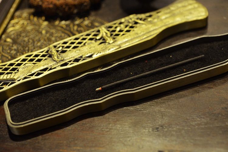 Copper alloy violin-shaped incense box Item Picture