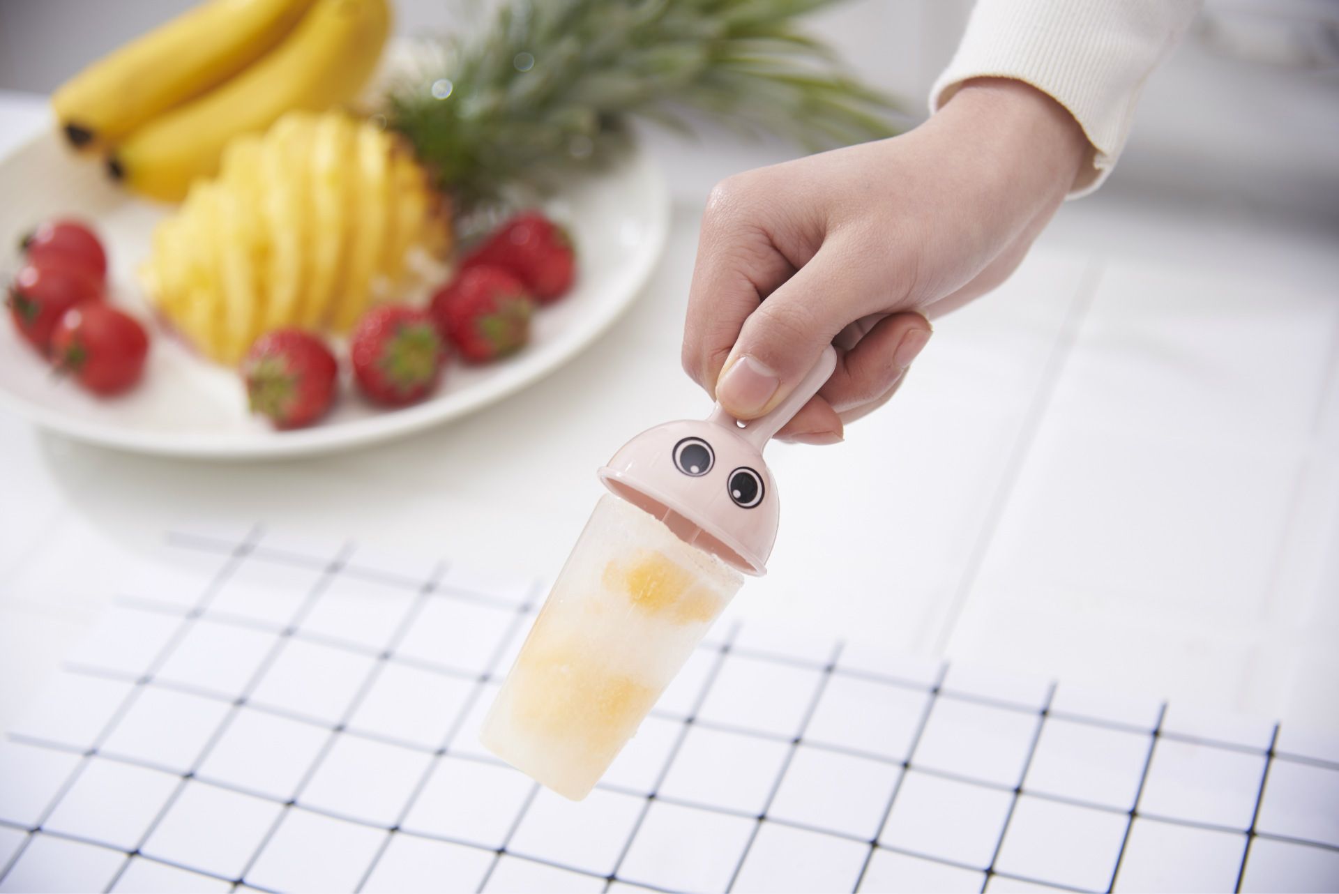 Six cute rabbit DIY combination Popsicle molds, Popsicle ice cream molds, ice cream molds Application Scenario