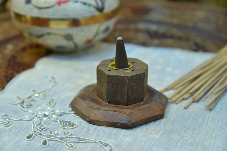 Two types of standing incense boxes made of Bodhi wood Application Scenario