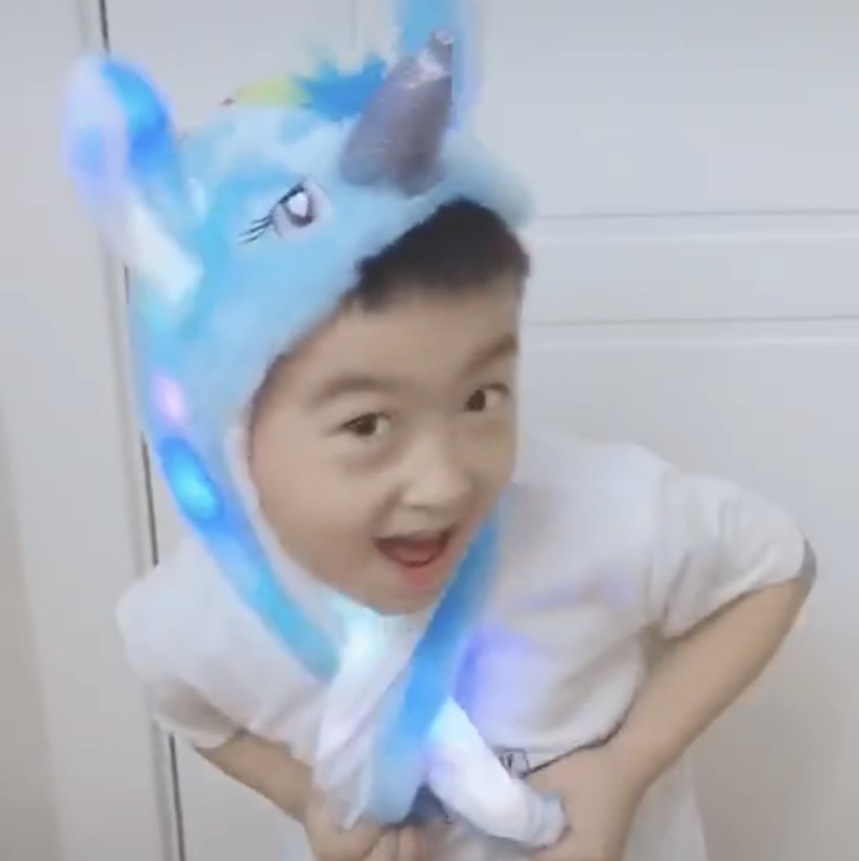 The same style of Douyin's popular rabbit-ear illuminated cap with a light strap details Picture