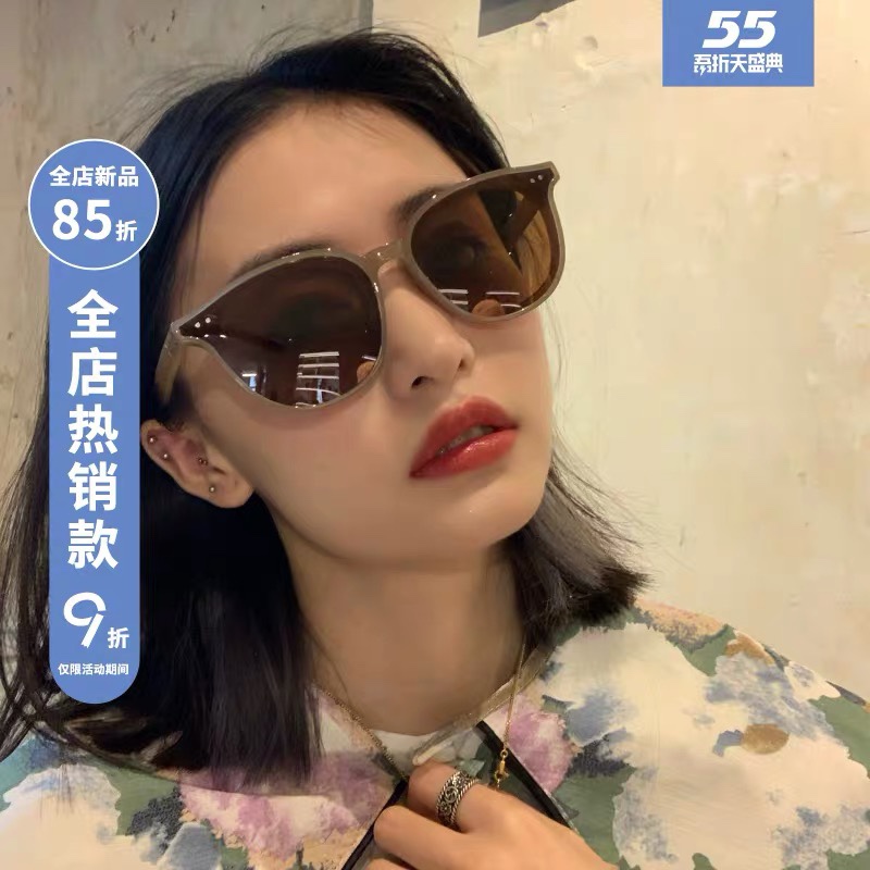 The same style of female sunglasses as the Internet celebrity 77