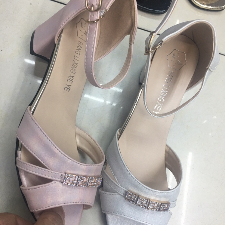 时尚潮流休闲运动鞋产品图