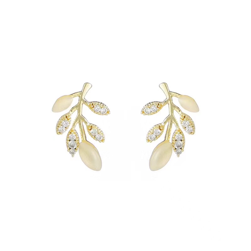 The leaf earring girl long new fashion temperament web celebrity pearl eardrop super fairy creative Korean ear nail trend thumbnail