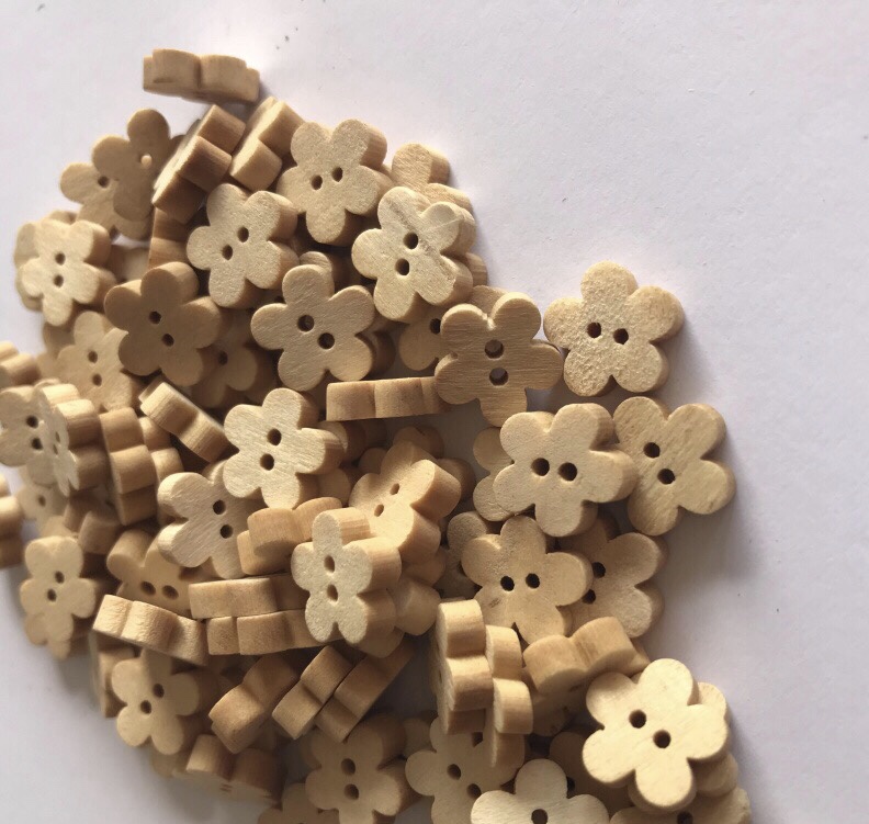 Best-selling laser-engraved 2-eye plum blossom wooden button, pure wooden cartoon button diy decorative button details Picture