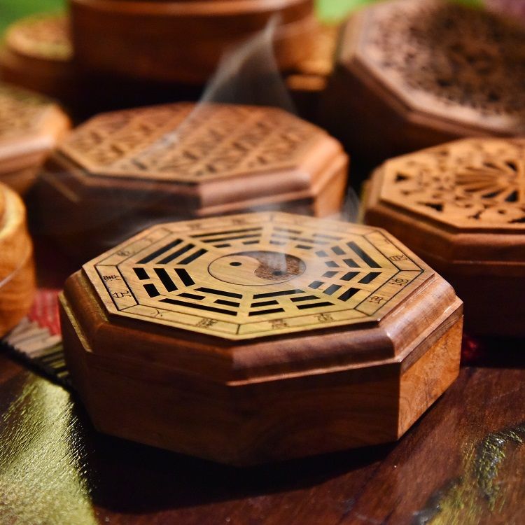 A round and flat incense burner made of rosewood details Picture